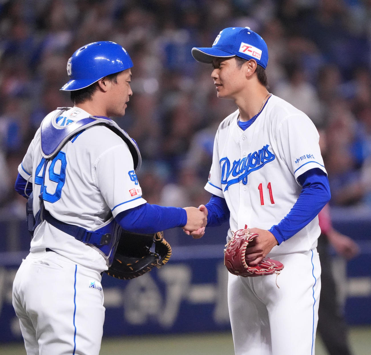 中日対ヤクルト　1回表ヤクルト1死、岡田（右）は加藤匠と握手を交わしマウンドを降りる（撮影・森本幸一）