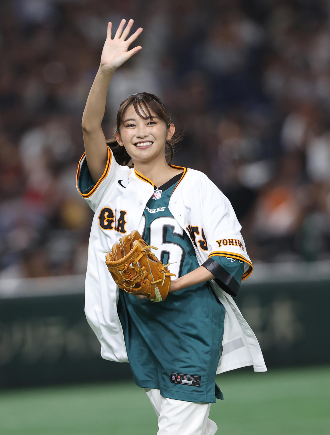 巨人対広島　始球式を行った日本テレビ五十嵐にいかアナウンサー（撮影・水谷安孝）