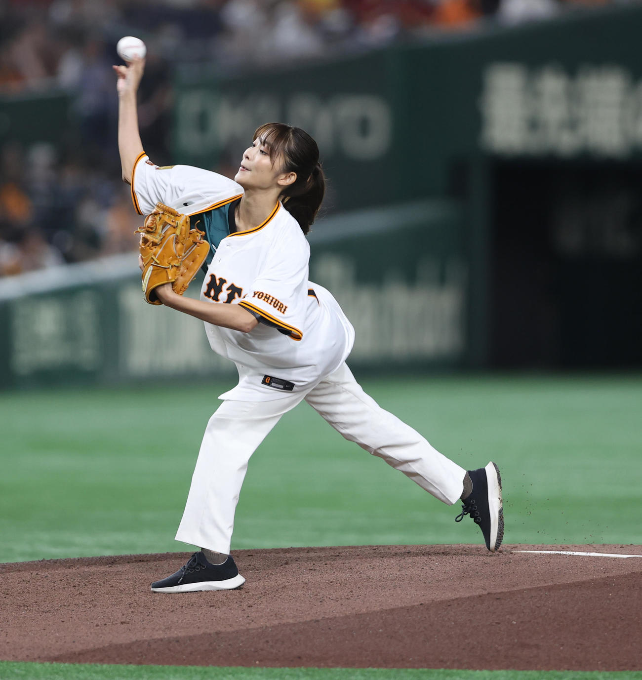 巨人対広島　始球式を行う日本テレビ五十嵐にいかアナウンサー（撮影・水谷安孝）
