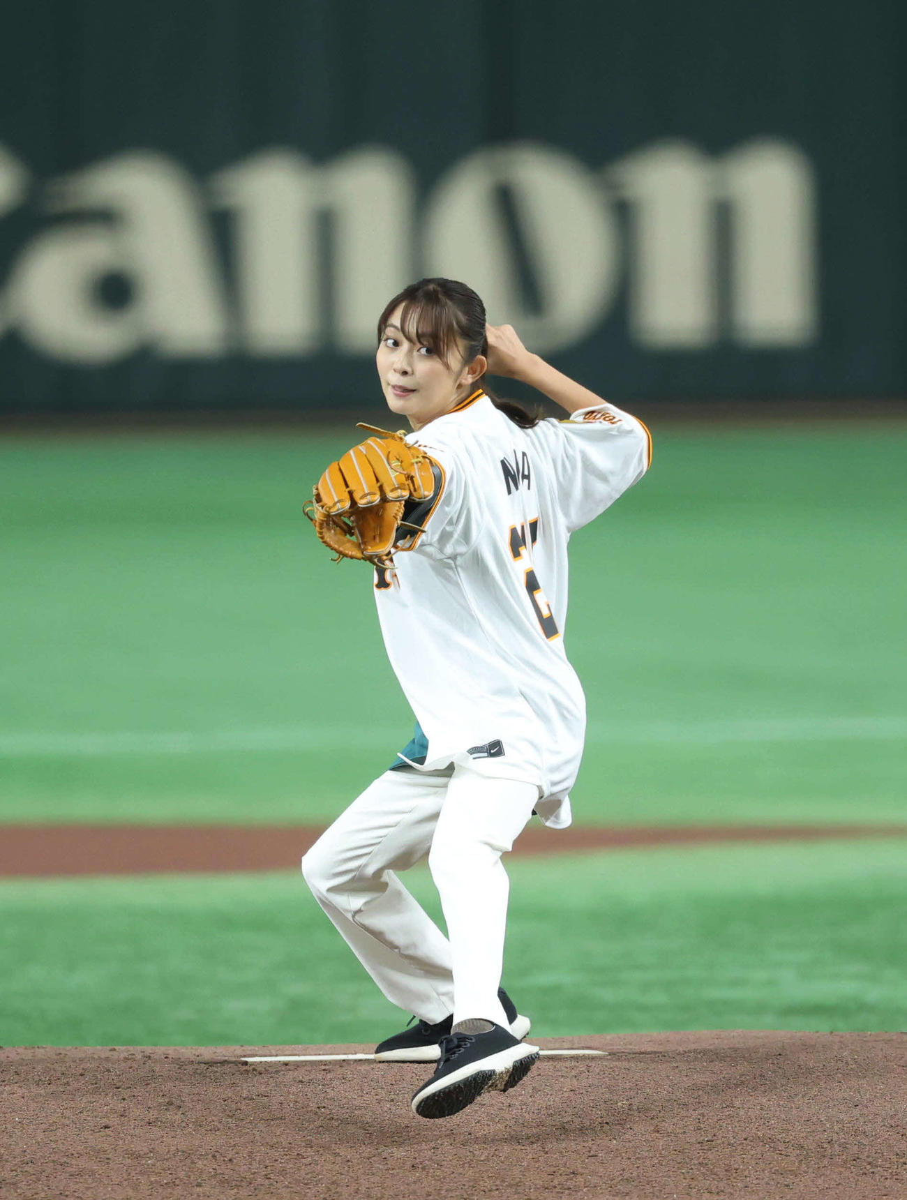 巨人対広島　ファーストピッチを行う五十嵐にいかさん（撮影・増田悦実）