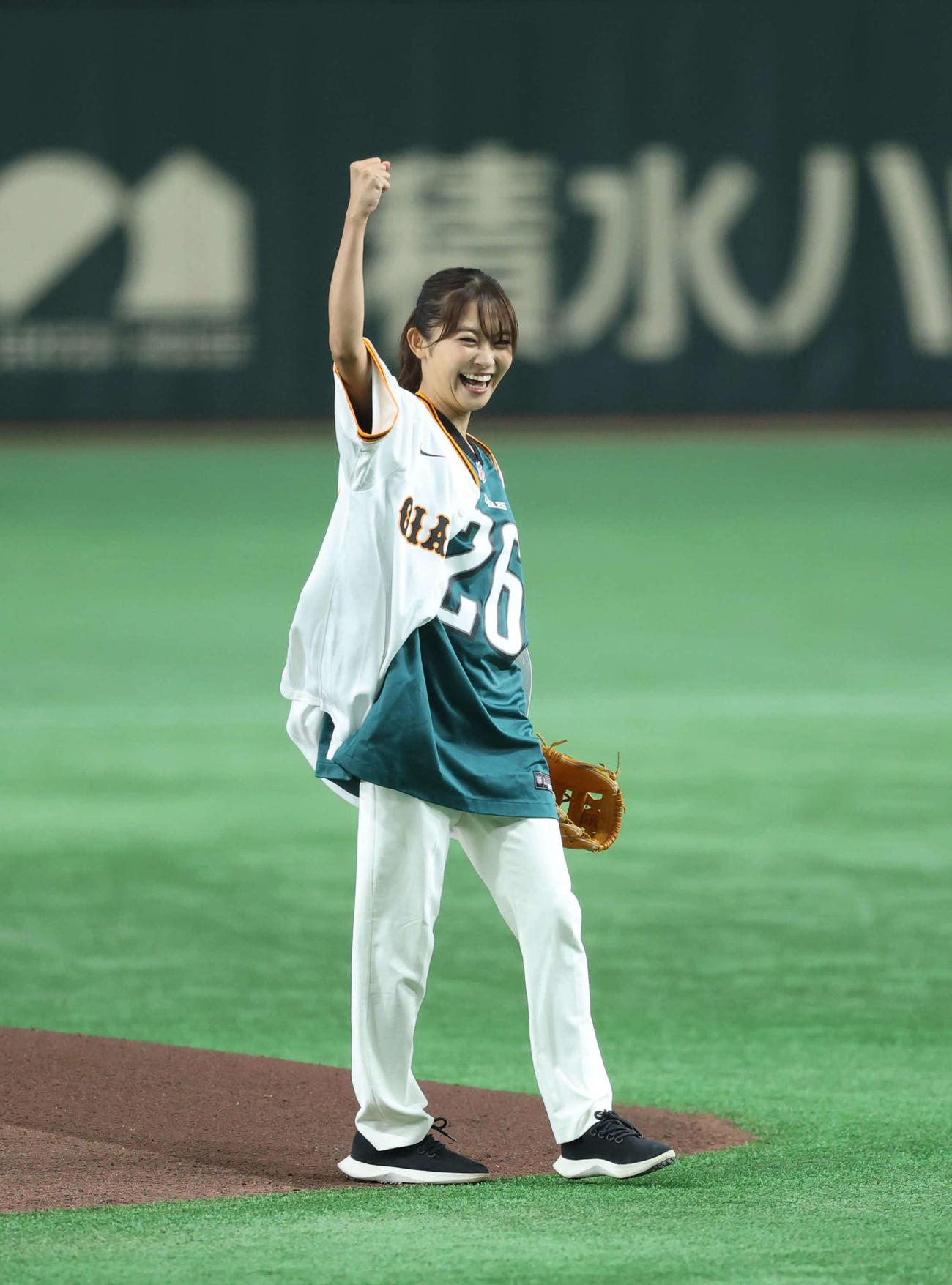 巨人対広島　ファーストピッチを行い、ガッツポーズをする五十嵐にいかさん（撮影・増田悦実）