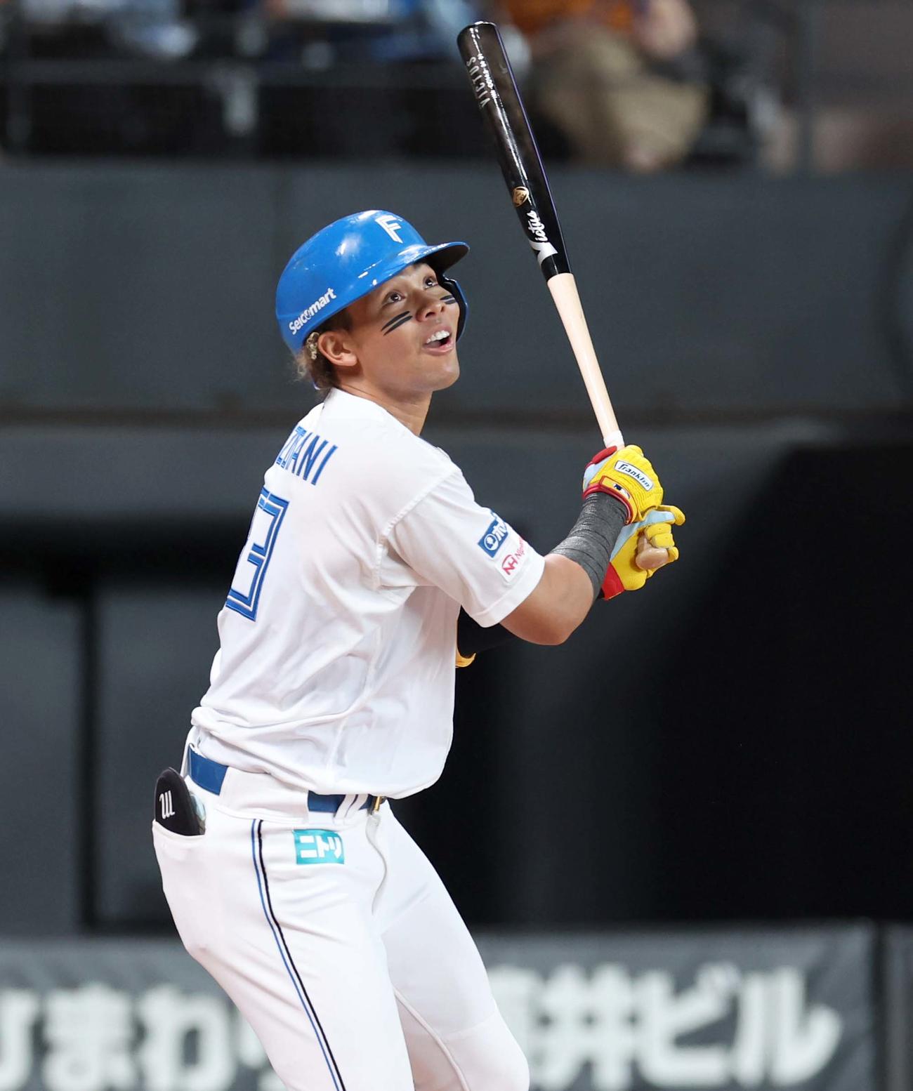 日本ハム対ロッテ　1回裏日本ハム1死三塁、右前適時打を放つ水谷（撮影・黒川智章）