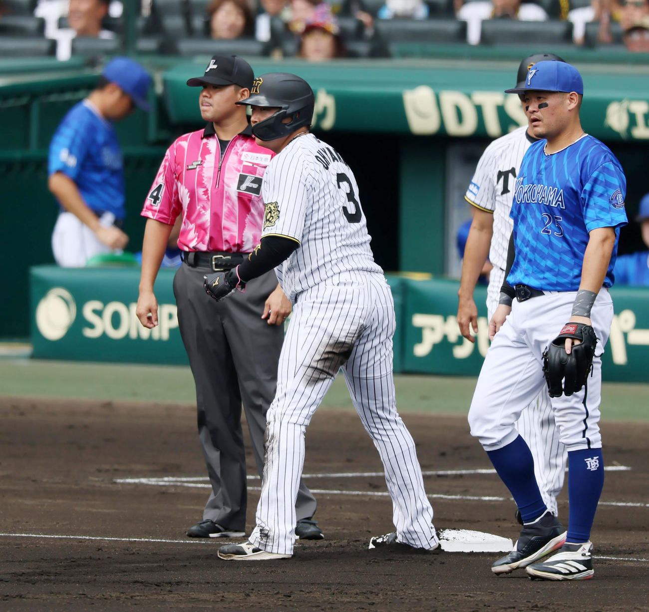 阪神対DeNA 2回裏阪神無死一、二塁、二走大山は小幡の右飛で三塁にタッチアップする（撮影・加藤哉）