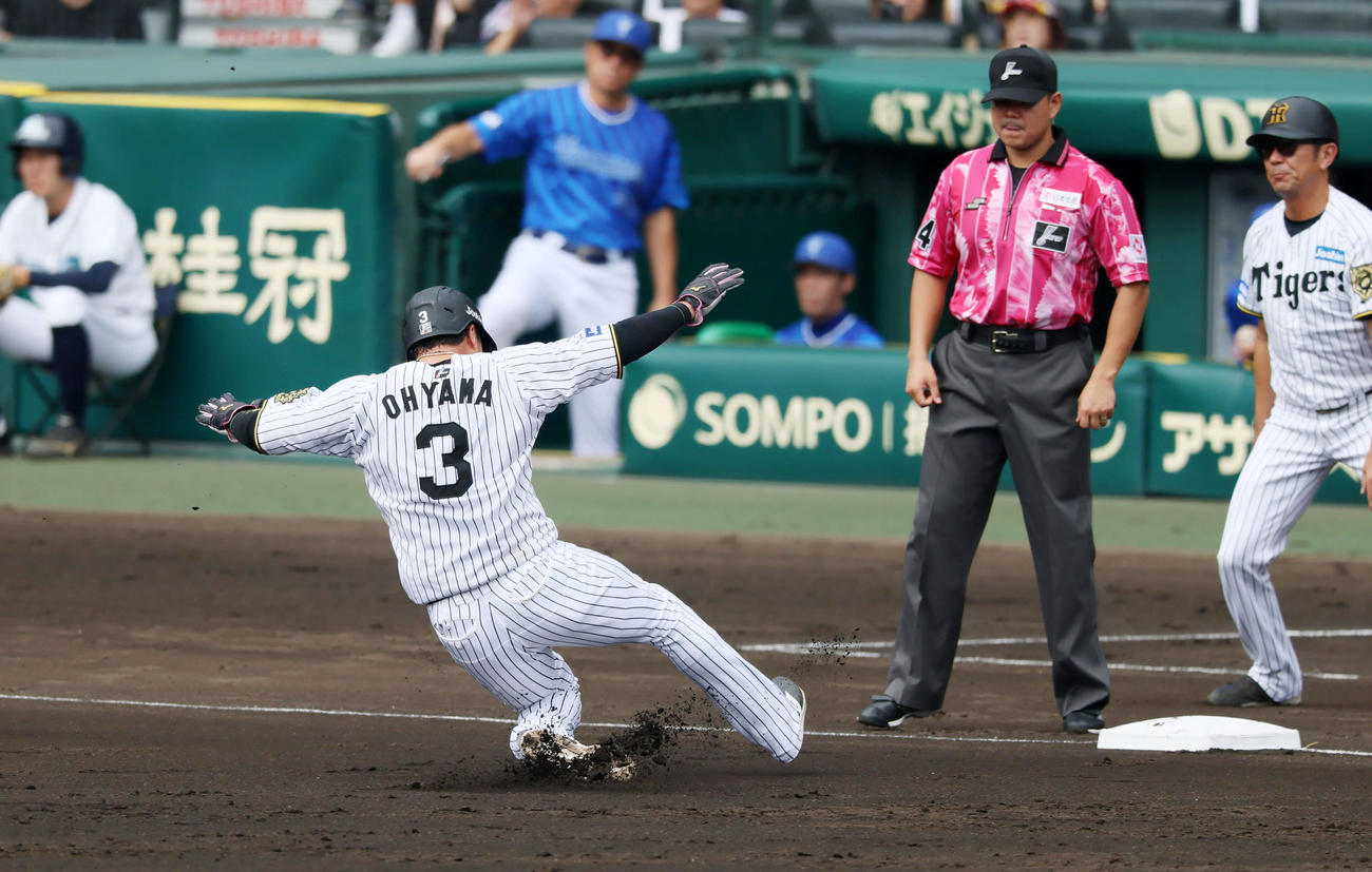 阪神対DeNA 2回裏阪神無死一、二塁、二走大山は小幡の右飛で三塁にタッチアップする（撮影・加藤哉）