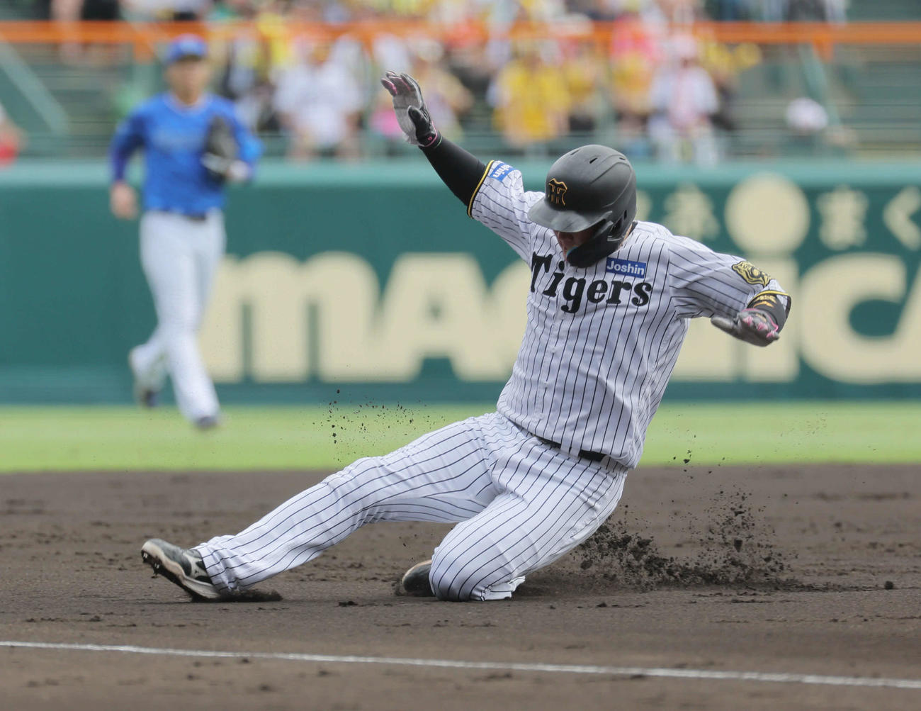 阪神対DeNA 2回裏阪神無死一、二塁、大山は小幡の右飛で三進する（撮影・宮崎幸一）