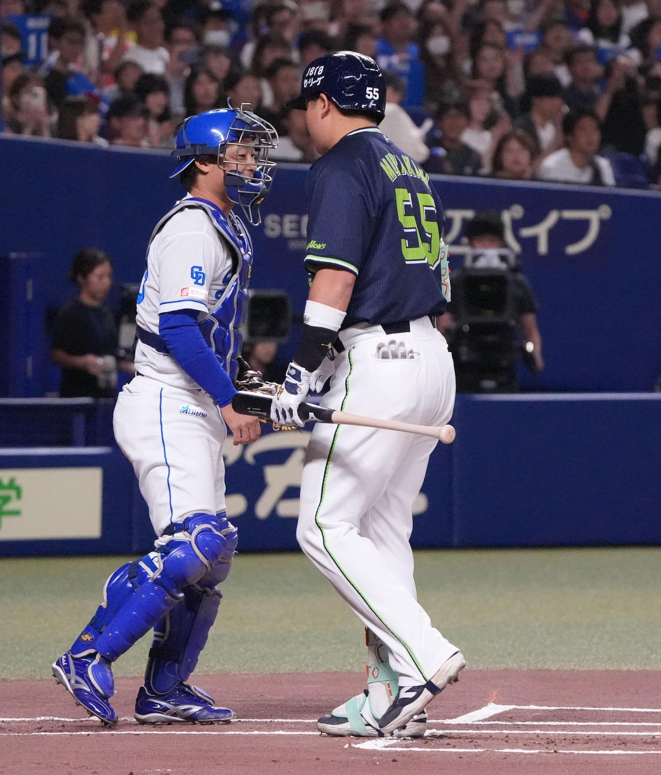 中日対ヤクルト　1回表ヤクルト無死、村上（右）は見逃し三振に倒れる（撮影・森本幸一）
