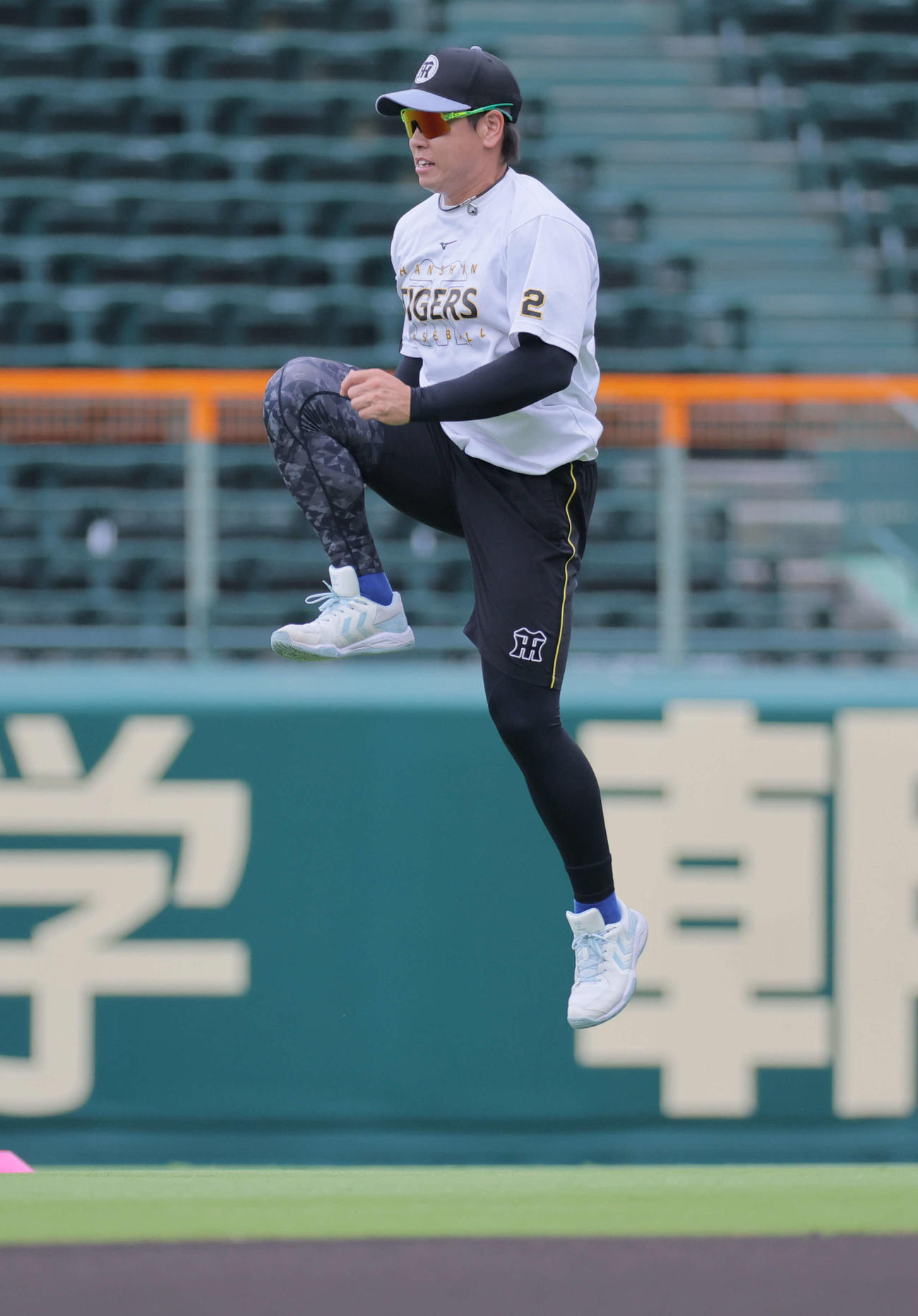 阪神対DeNA　ウオームアップする梅野（撮影・宮崎幸一）