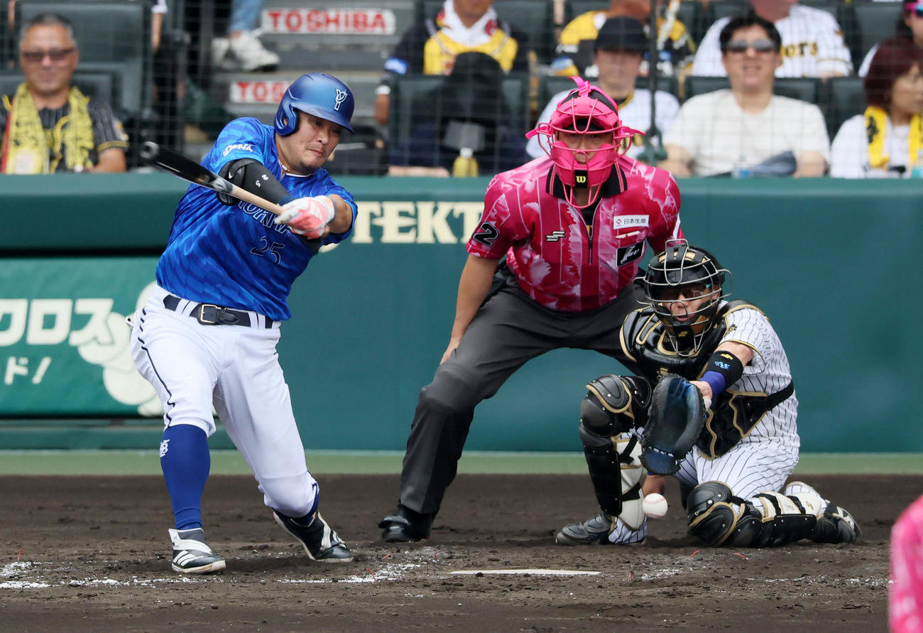 阪神対DeNA 4回表DeNA1死一塁、梅野は筒香（左）のファウルボールが右手に当たる（撮影・加藤哉）
