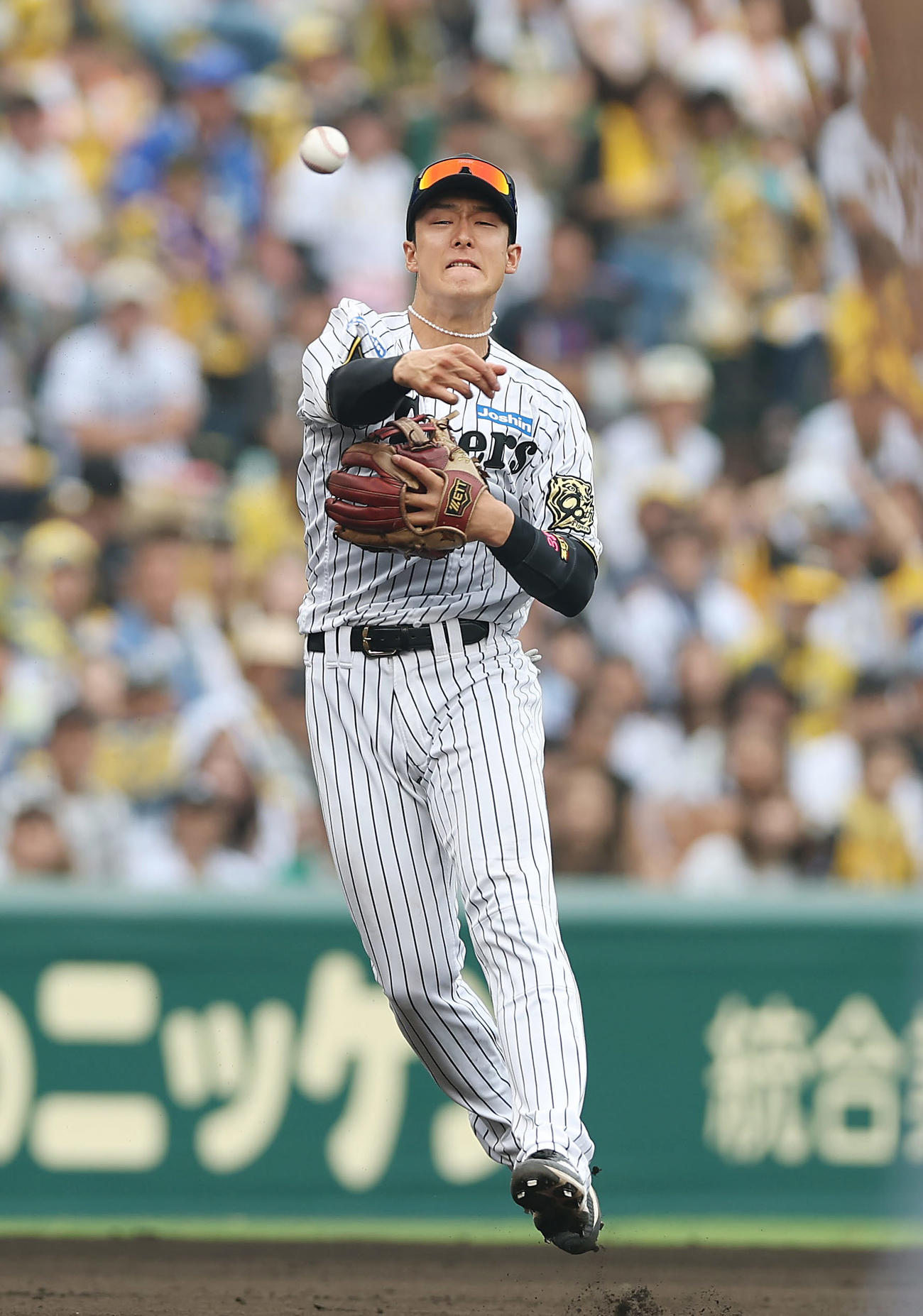阪神対DeNA 7回表DeNA無死、加藤の打球で好守を見せる遊撃手小幡（撮影・前田充）