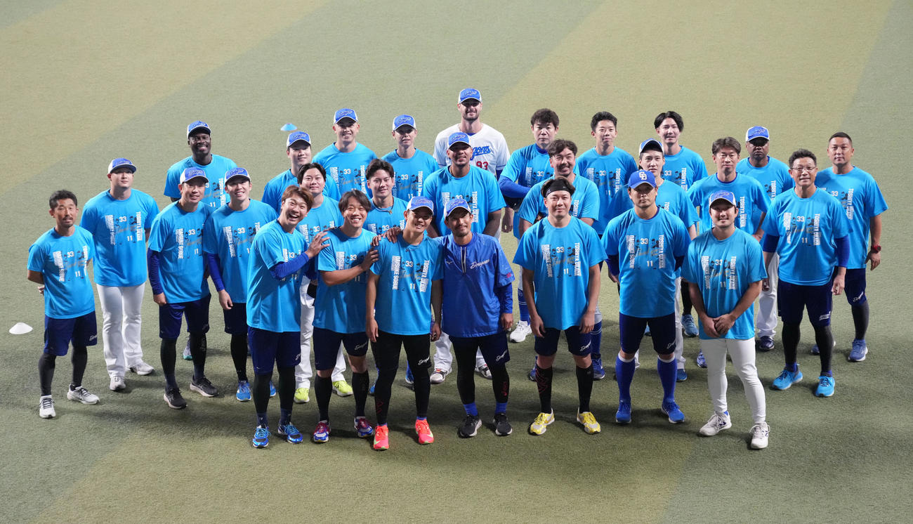 中日対ヤクルト　試合前、祖父江（前列・中央）と岡田（前列・左から3人目）は投手陣、スタッフと記念撮影に納まる（撮影・森本幸一）
