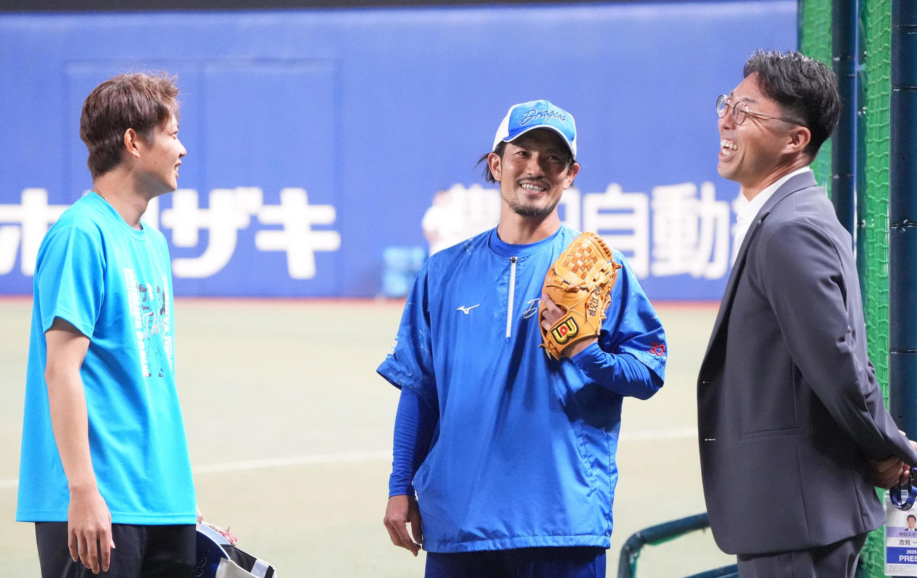 中日対ヤクルト　試合前、言葉を交わす左から岡田、祖父江、吉見一起氏（撮影・森本幸一）