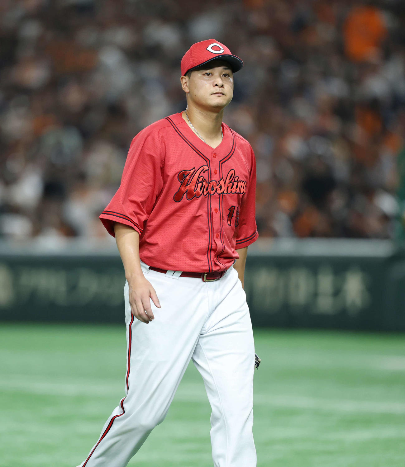 巨人対広島　4回裏巨人　得点されがっくりとベンチへ戻る広島森（撮影・増田悦実）