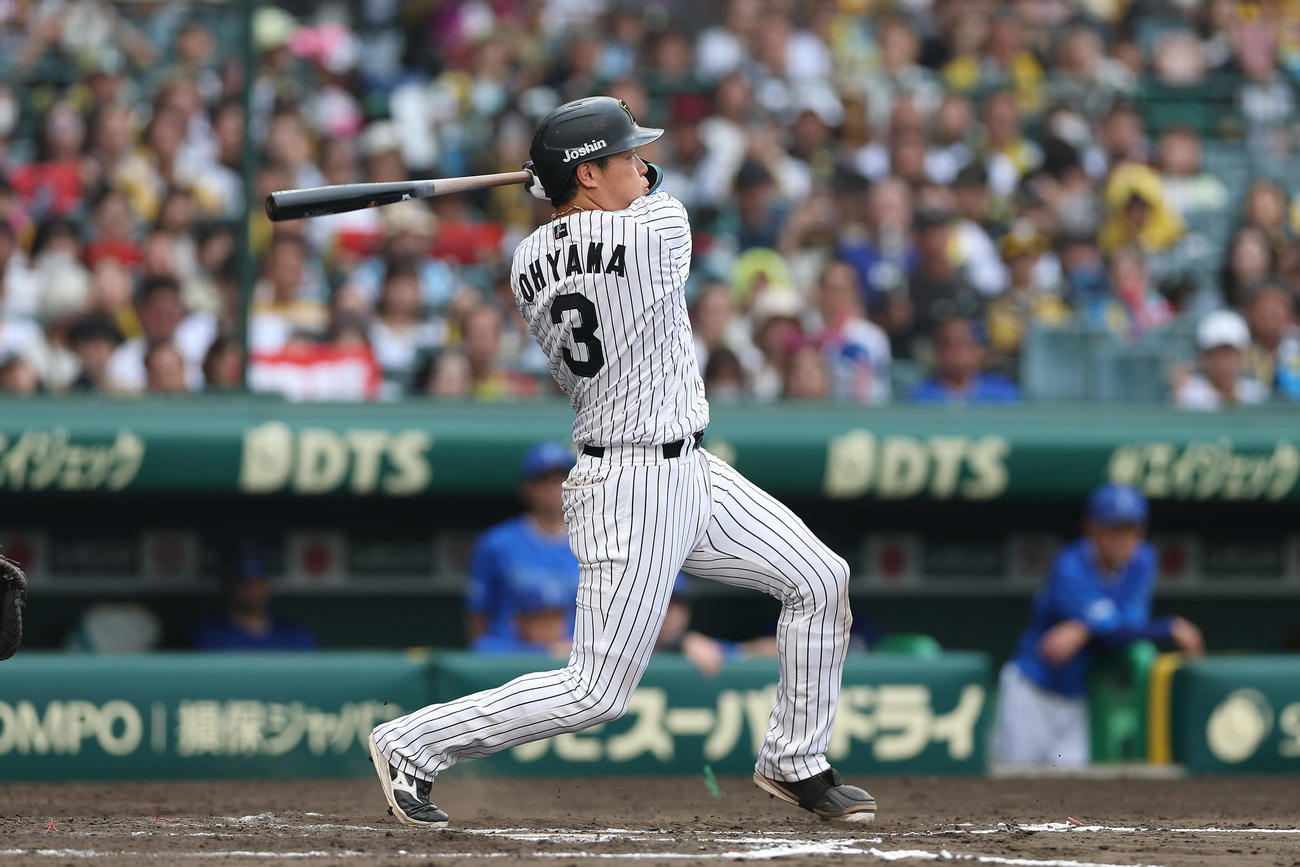 阪神対DeNA 7回裏阪神1死、左越え本塁打を放つ大山（撮影・前田充）