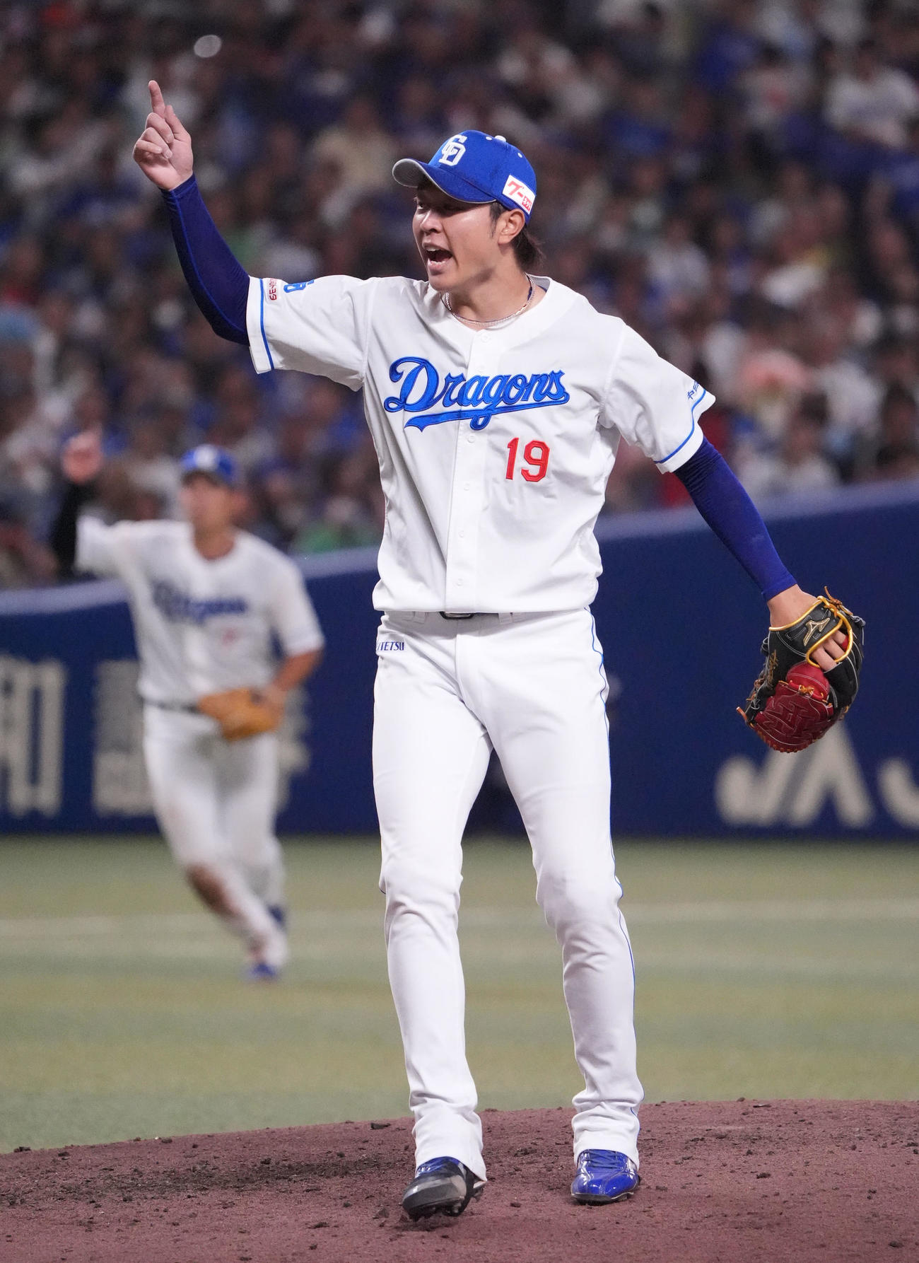 中日対ヤクルト　6回表ヤクルト2死一塁、ハーフスイングをアピールする高橋宏（撮影・森本幸一）