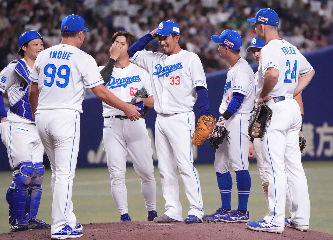 中日対ヤクルト　8回表ヤクルト無死一塁、祖父江（中央）はマウンドを降りる（撮影・森本幸一）