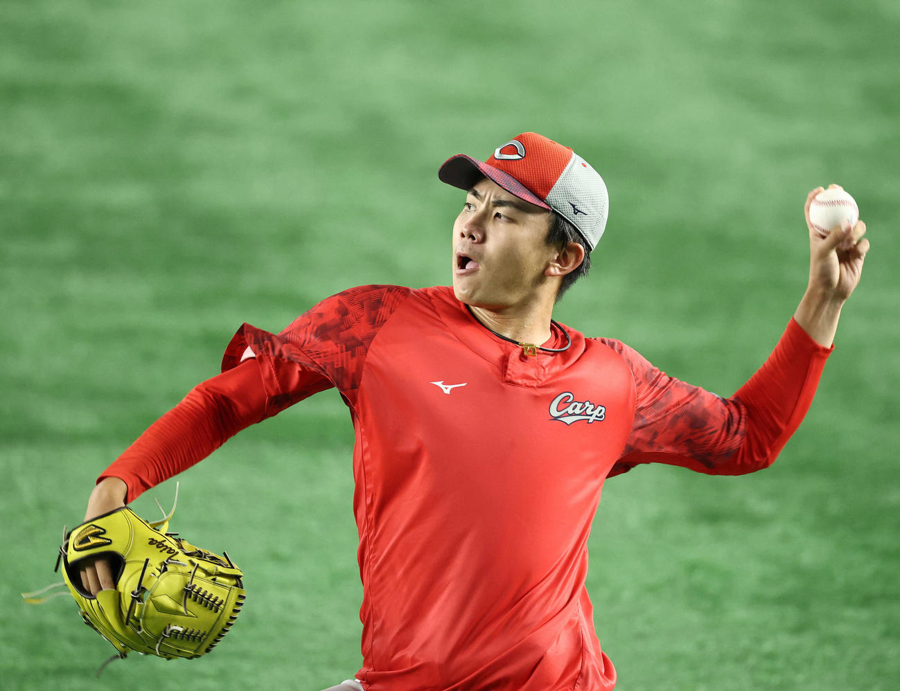 巨人対広島　試合前、キャッチボールする広島辻（撮影・河田真司）