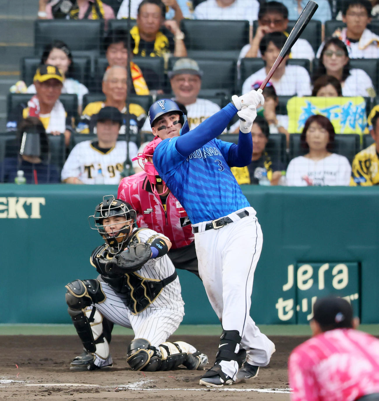 阪神対DeNA 8回表DeNA1死一塁、オースティンは左越え2点本塁打を放つ（撮影・加藤哉）