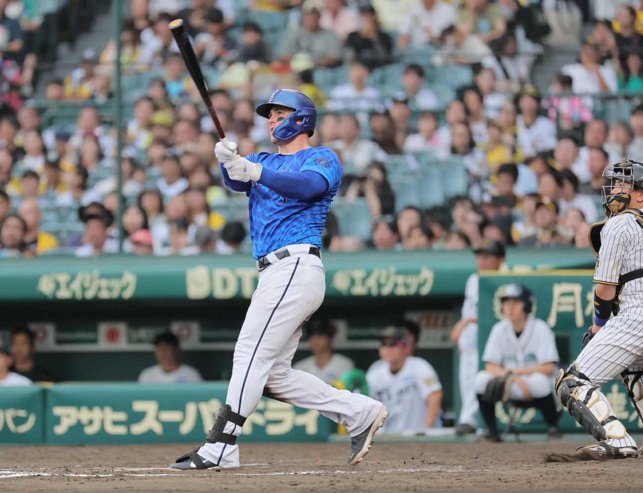阪神対DeNA 8回表DeNA1死一塁オースティンは左越え2点本塁打を放つ（撮影・宮崎幸一）