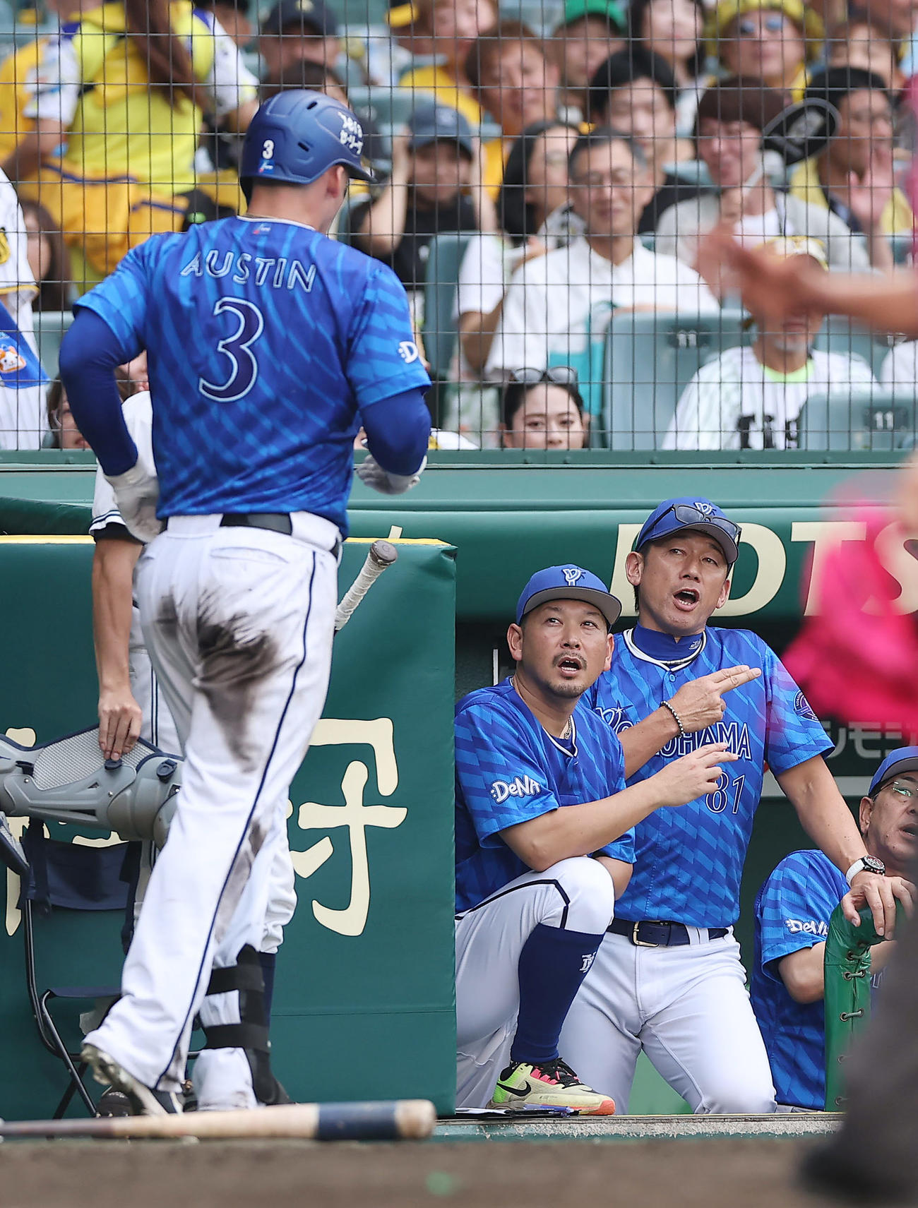 阪神対DeNA 8回表DeNA1死一塁、2点本塁打を放ったオースティン（左）を迎える三浦監督（右）ら（撮影・前田充）
