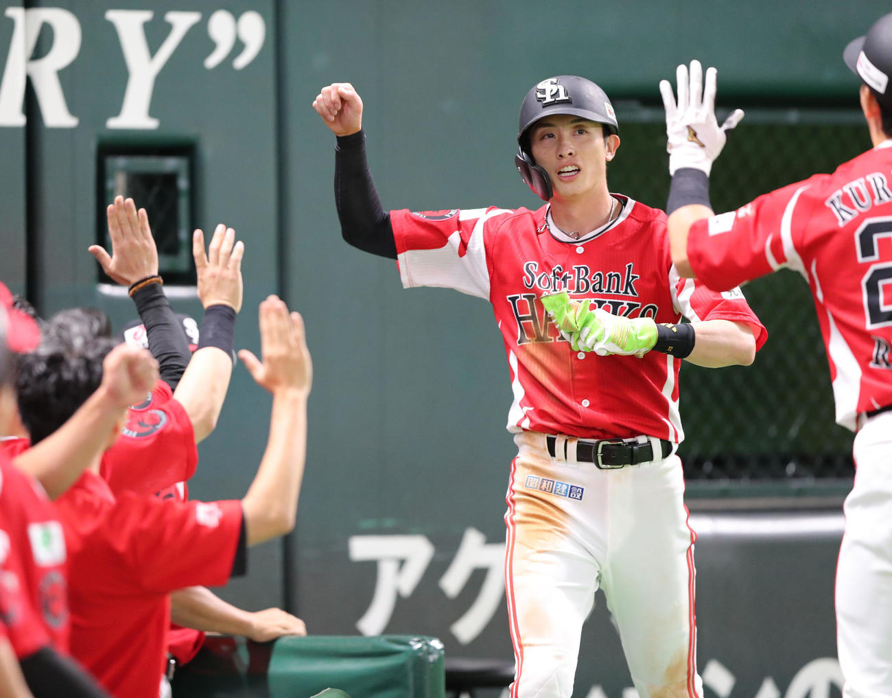 ソフトバンク対オリックス　1回裏ソフトバンク無死一、三塁、近藤健介の右前先制適時打で生還した周東はベンチのナインとハイタッチ（撮影・梅根麻紀）