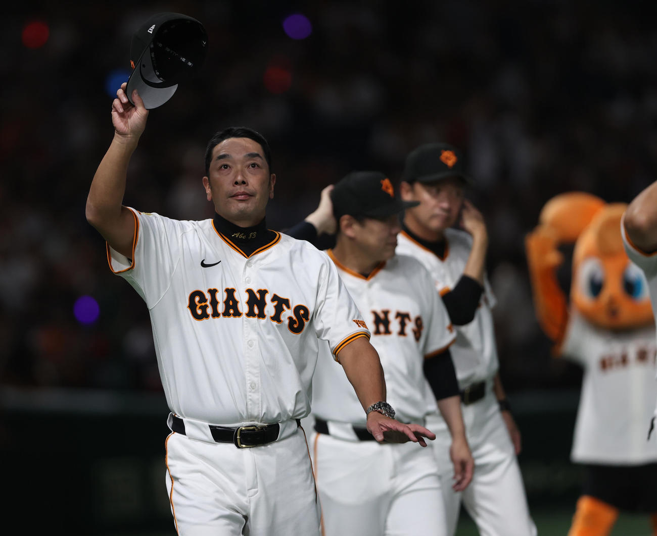 巨人対広島　勝利が決まりファンにあいさつする巨人阿部監督（撮影・水谷安孝）