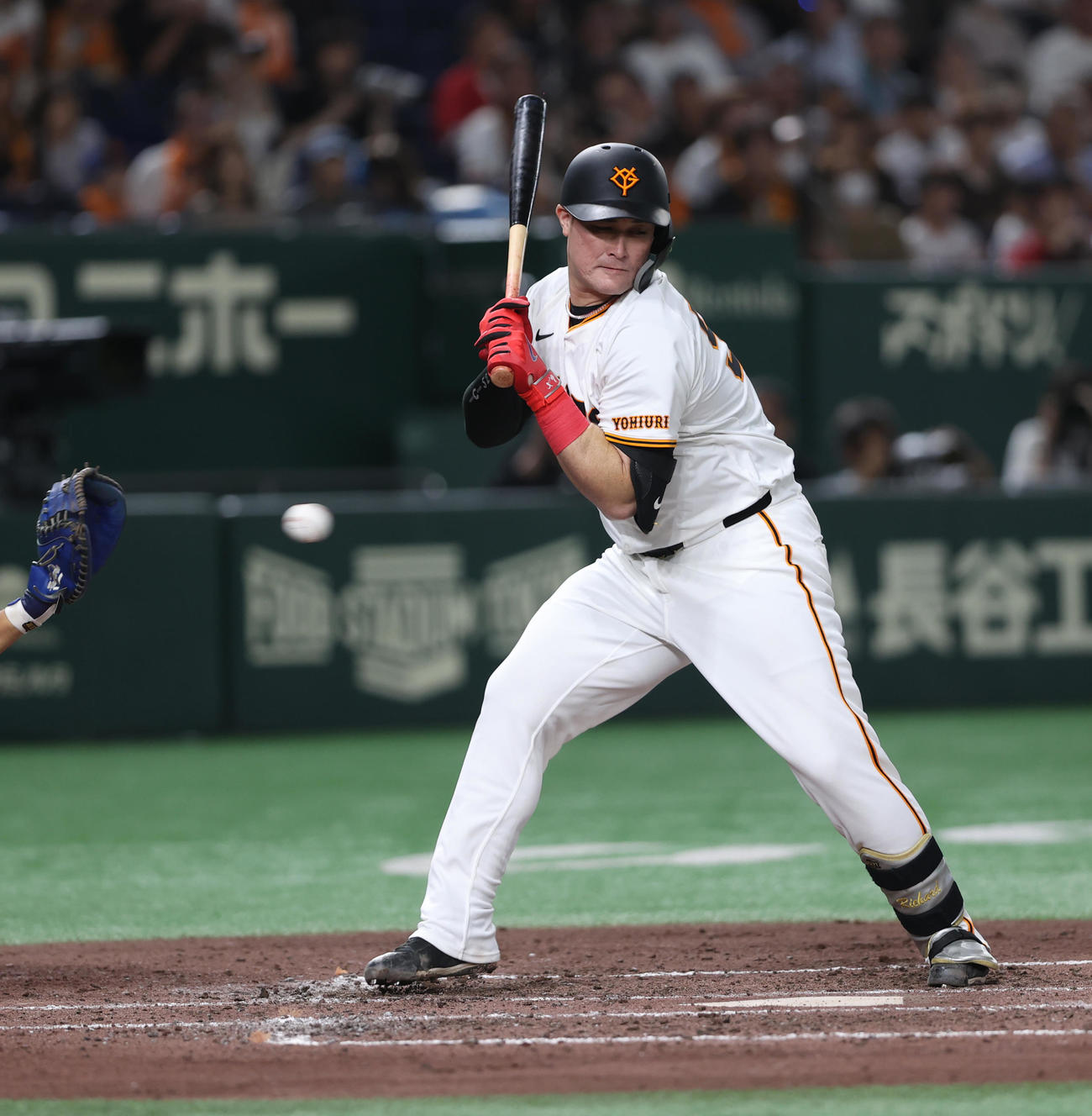 巨人対広島　4回裏巨人2死満塁、押し出し死球を受けるリチャード（撮影・水谷安孝）