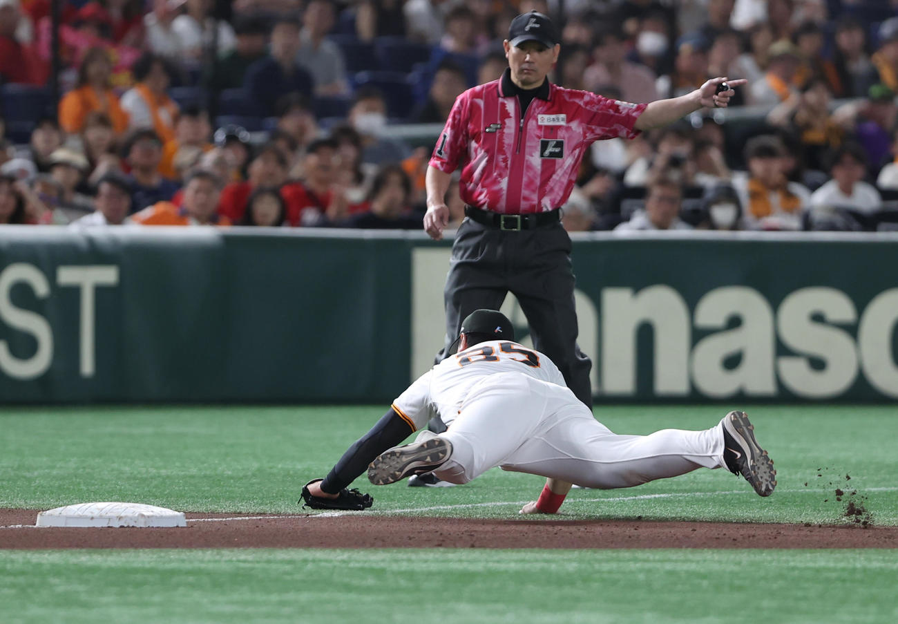 巨人対広島　9回表広島1死一塁、ファビアンの三ゴロに飛びつく岡本（撮影・水谷安孝）
