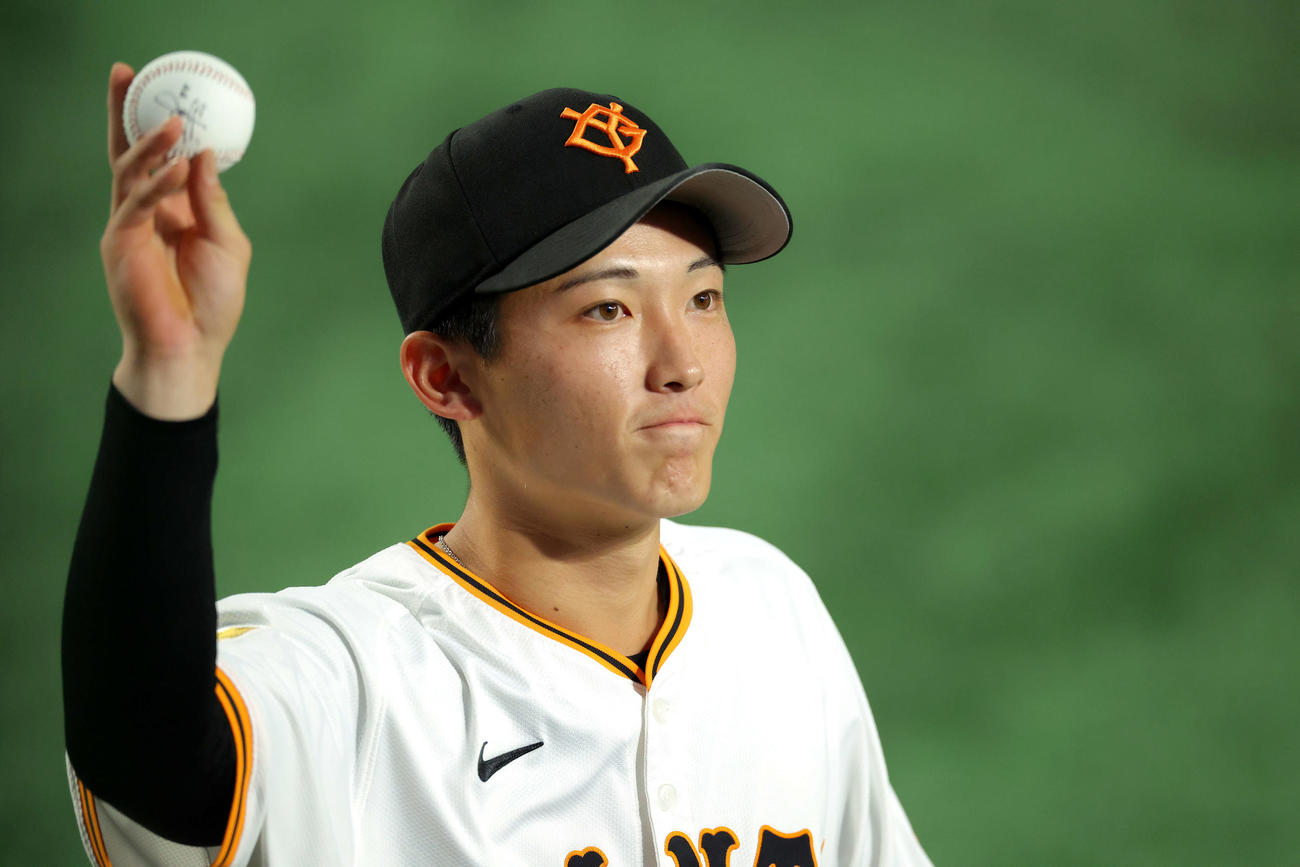 巨人対広島　広島に勝利し、ファンの声援に応え移動する巨人浦田（撮影・河田真司）