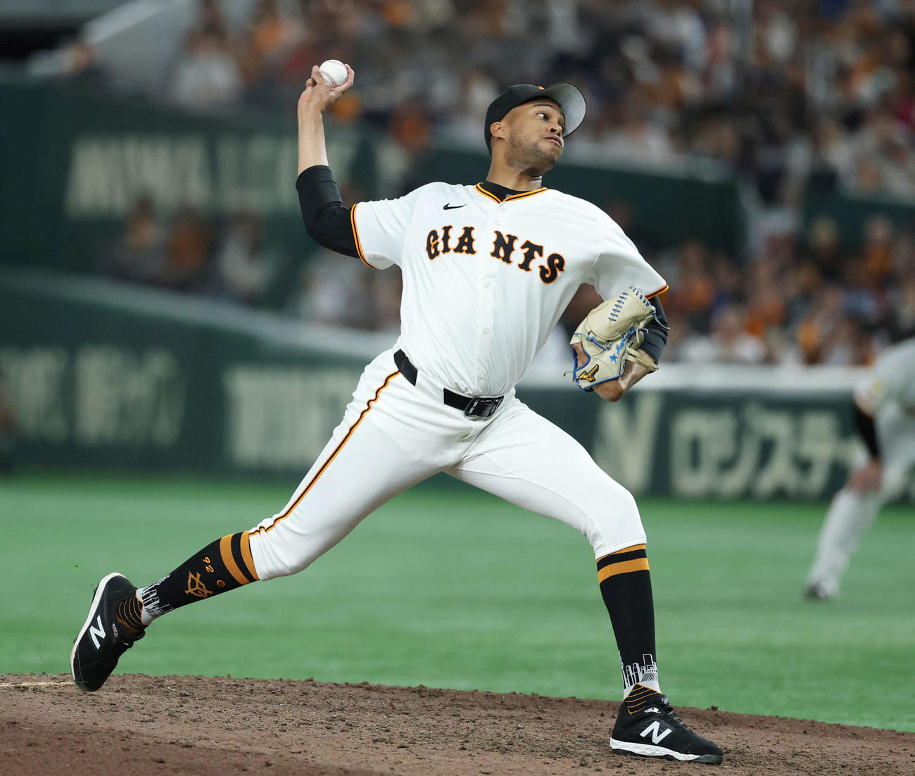 巨人対広島　9回表から登板し力投するマルティネス（撮影・増田悦実）