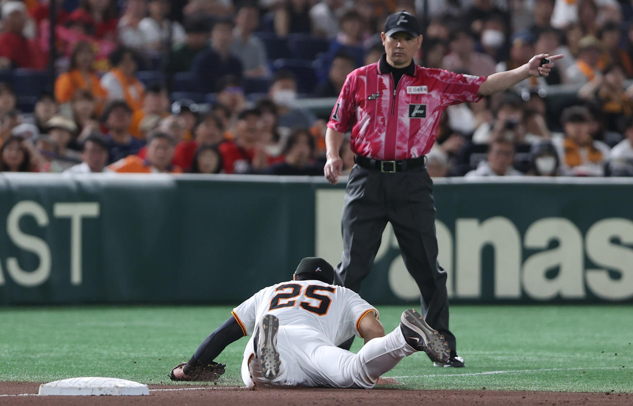 巨人対広島　9回表広島1死一塁、ファビアンの三ゴロに飛びつく岡本（撮影・水谷安孝）