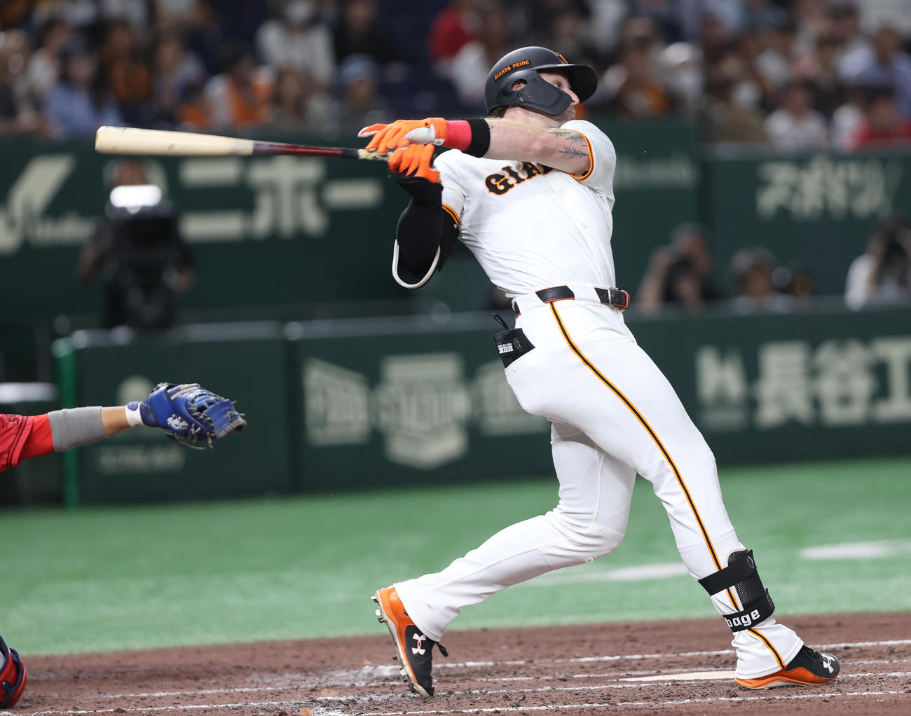 巨人対広島　4回裏巨人無死、中前打を放つキャベッジ（撮影・水谷安孝）