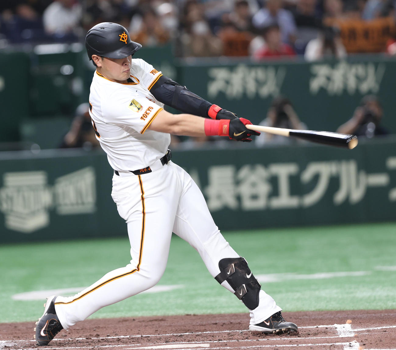 巨人対広島　2回裏巨人無死、ソロ本塁打を放つ岡本（撮影・水谷安孝）