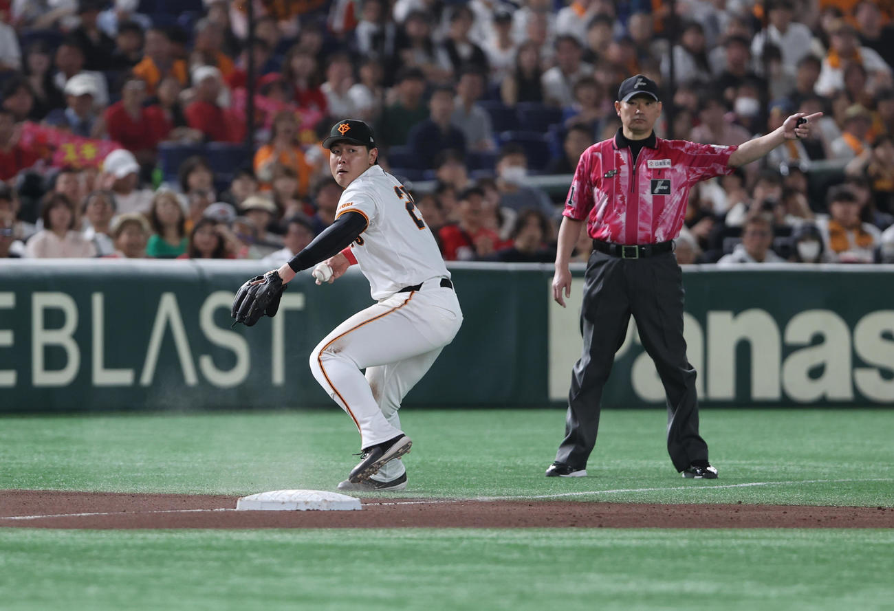 巨人対広島　9回表広島1死一塁、ファビアンの三ゴロに飛びつき一塁へ送球する岡本（撮影・水谷安孝）