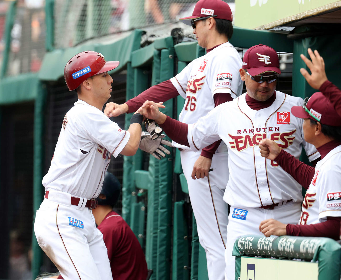 楽天対西武　3回裏楽天2死一、三塁、ボイトの適時打で生還した村林は三木肇監督とハイタッチ（撮影・浅見桂子）