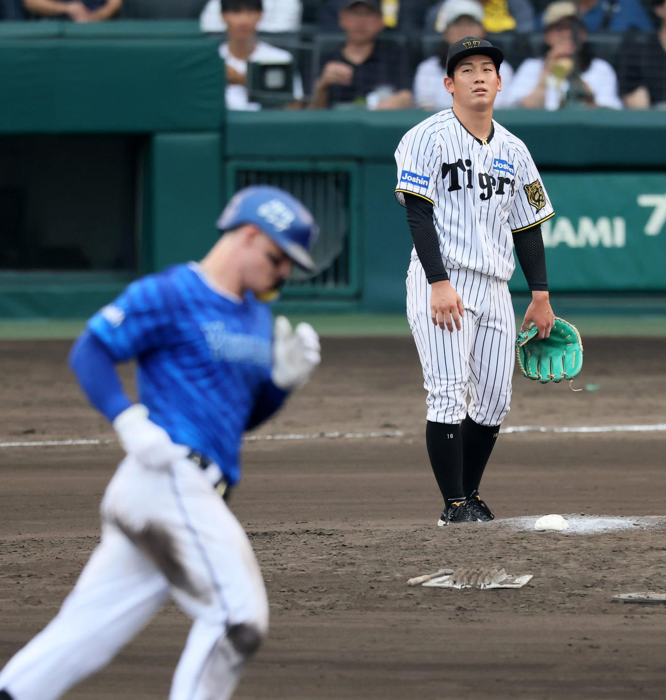 阪神対DeNA 8回表DeNA1死一塁、伊原はオースティンに左越え2点本塁打を浴びる（撮影・加藤哉）