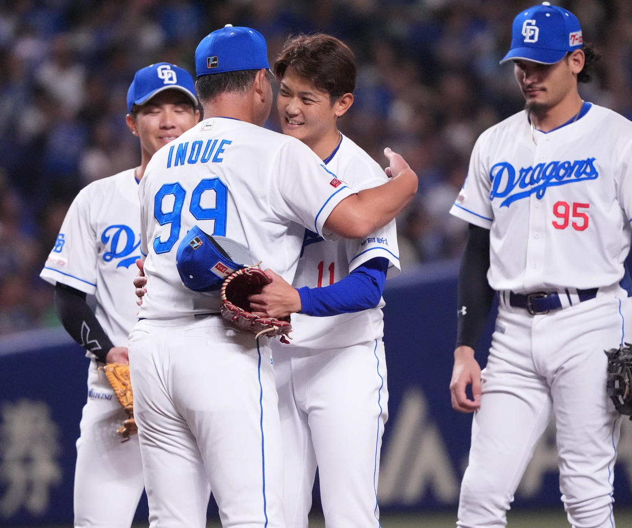 中日対ヤクルト　1回表ヤクルト1死、岡田（右から2人目）は井上監督とハグを交わしマウンドを降りる（撮影・森本幸一）