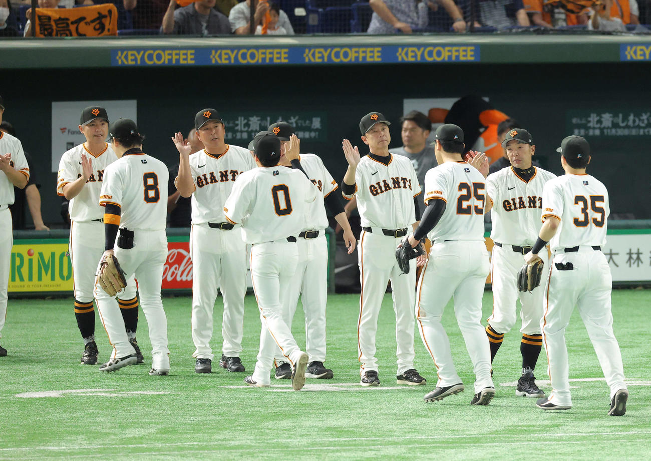 巨人対広島　広島に勝利し、ナインを迎える阿部監督（右から2人目）（撮影・河田真司）
