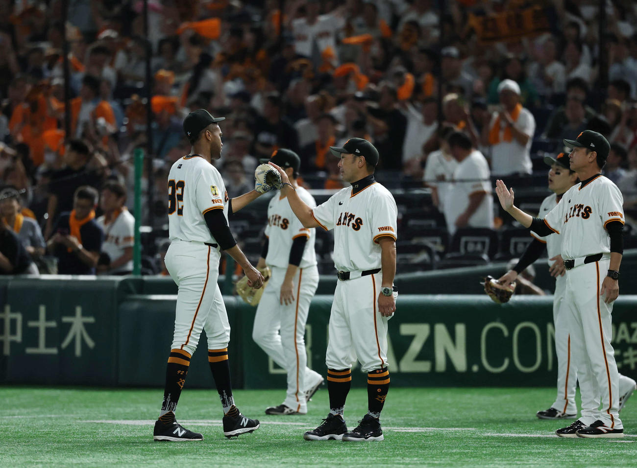 巨人対広島　勝利しナインとタッチを交わす巨人阿部監督（撮影・増田悦実）
