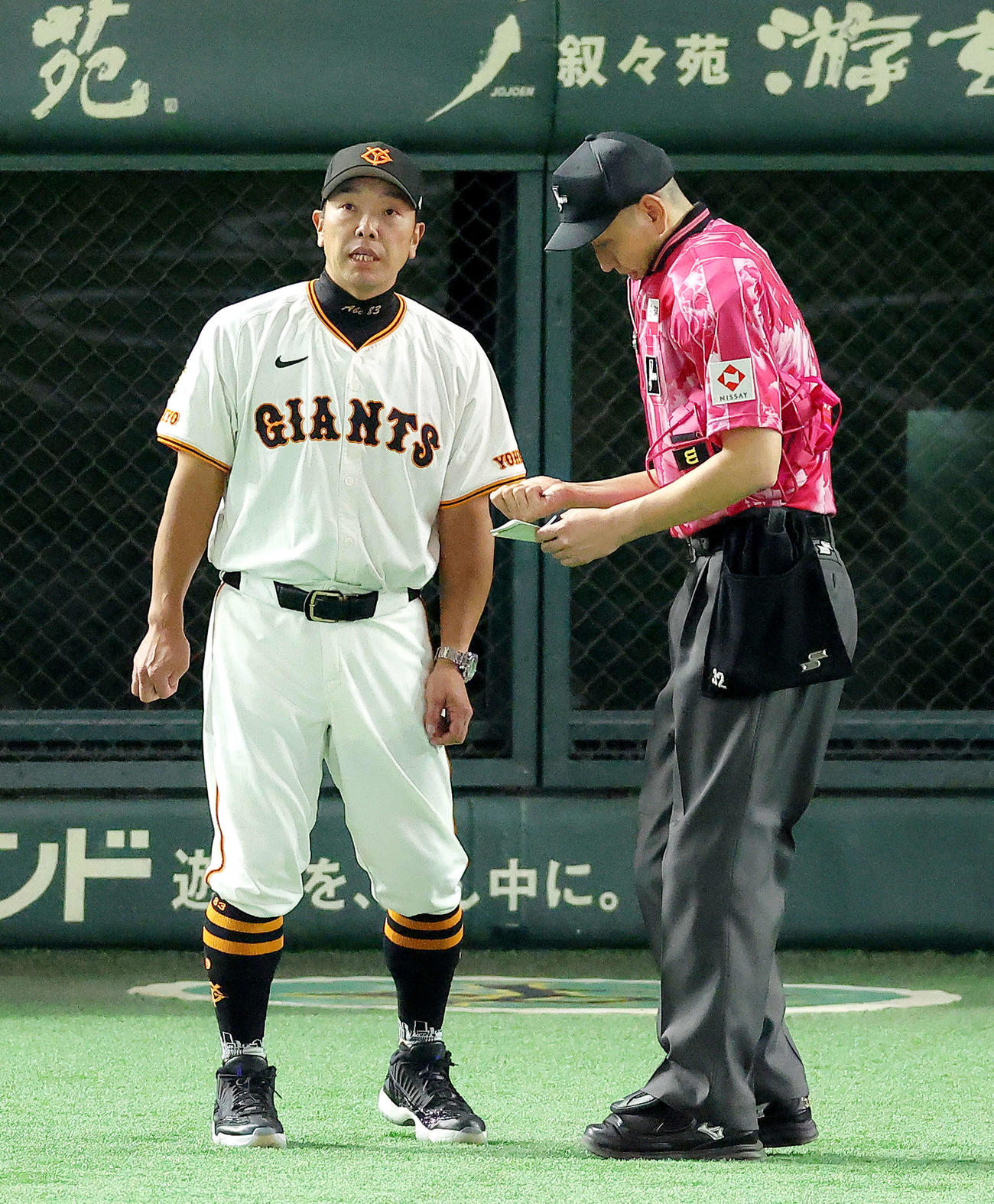 巨人対広島　7回裏を終え、選手交代を告げる阿部監督（左）（撮影・河田真司）