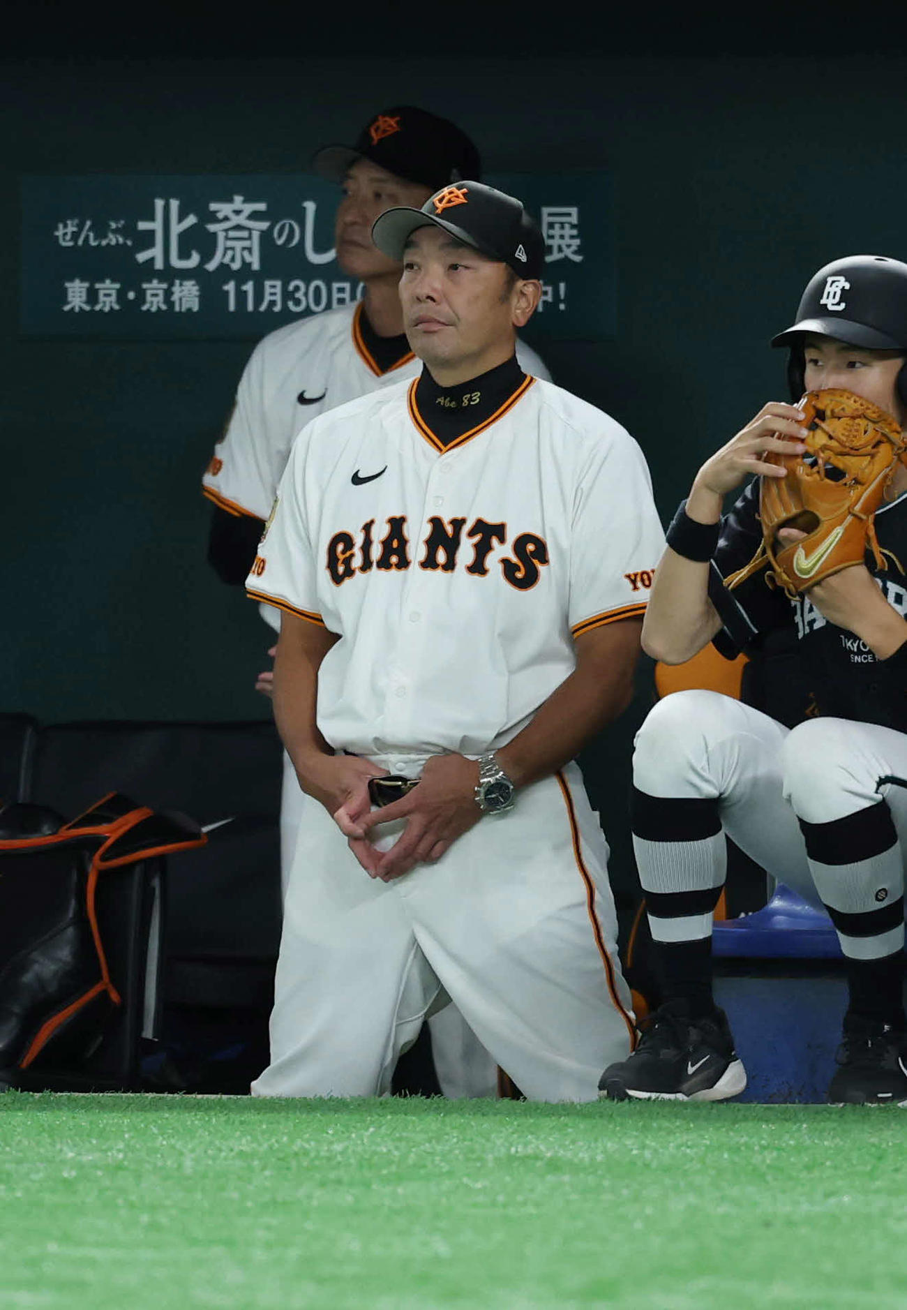 巨人対広島　試合を見守る巨人阿部監督（撮影・増田悦実）