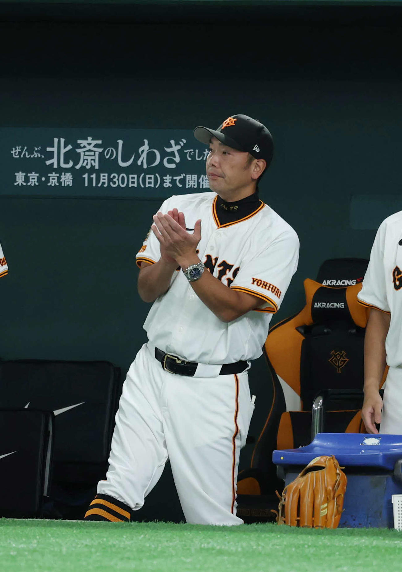 巨人対広島　4回裏巨人　押し出しで得点し、拍手をする阿部慎之助監督（撮影・増田悦実）