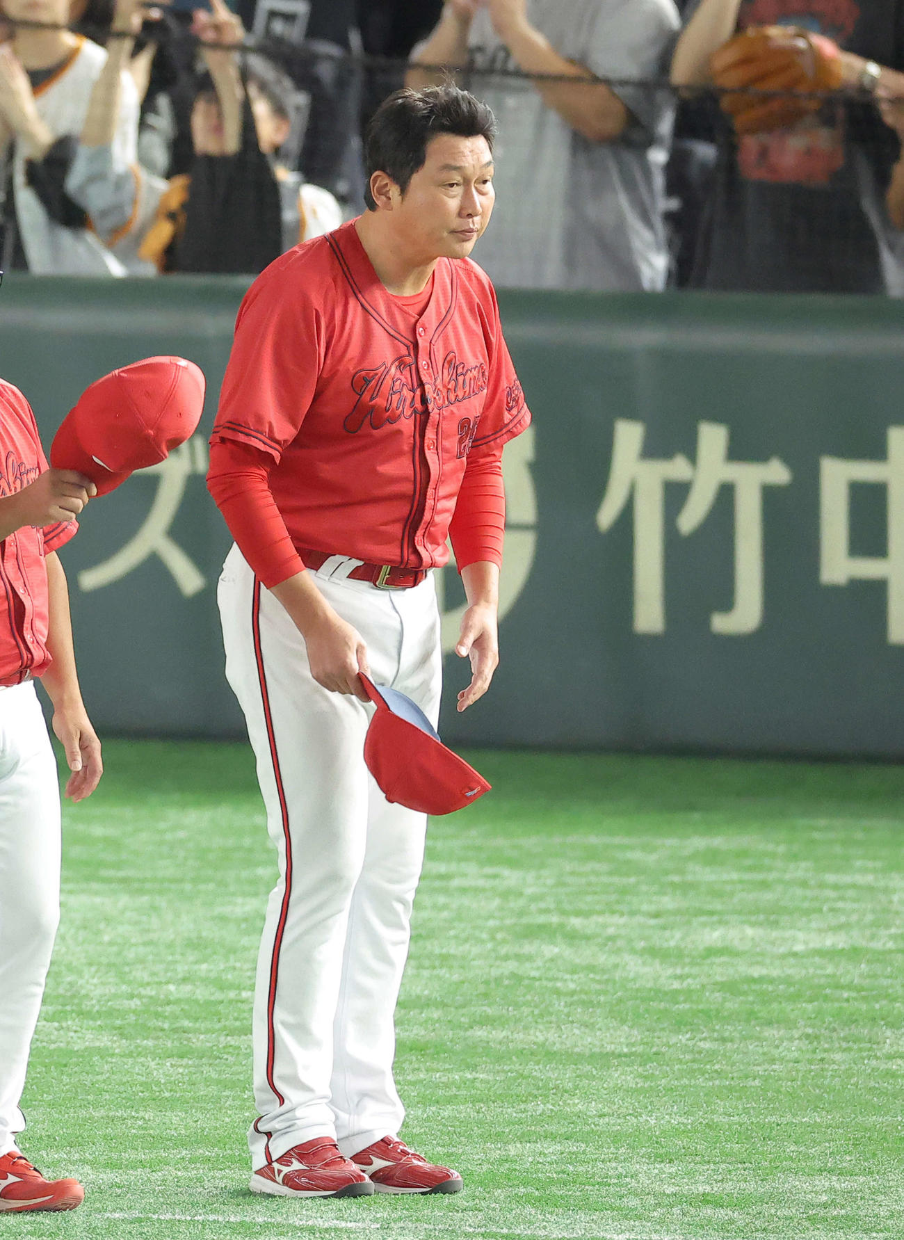 巨人対広島　試合後、観客席にあいさつする新井監督（撮影・河田真司）