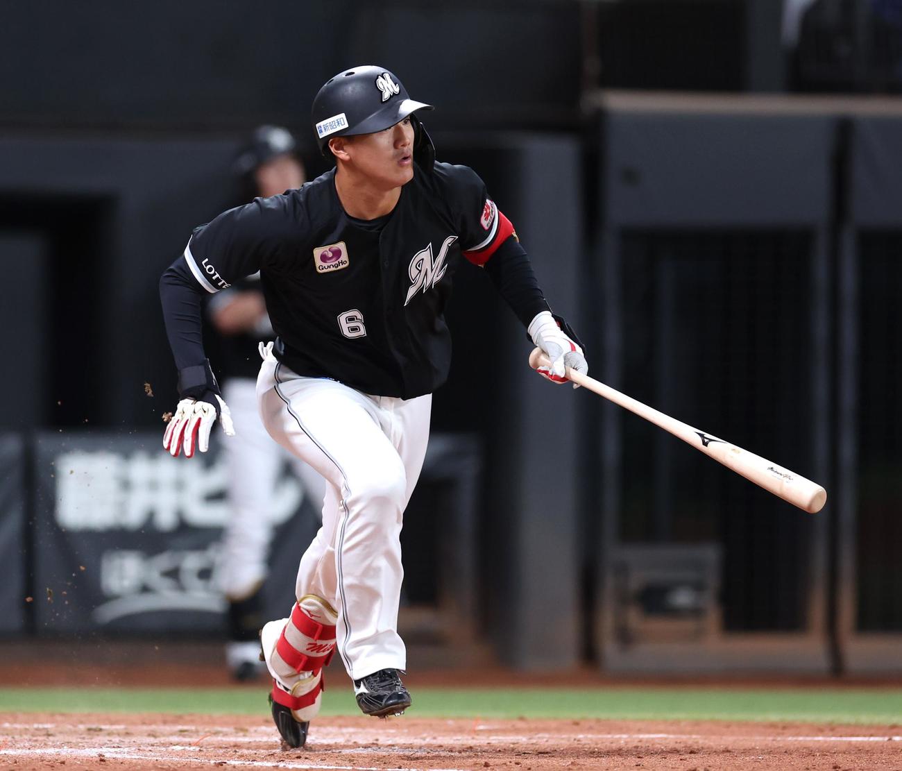 日本ハム対ロッテ　5回表ロッテ無死一、三塁、右中間に適時二塁打を放つ西川（撮影・黒川智章）