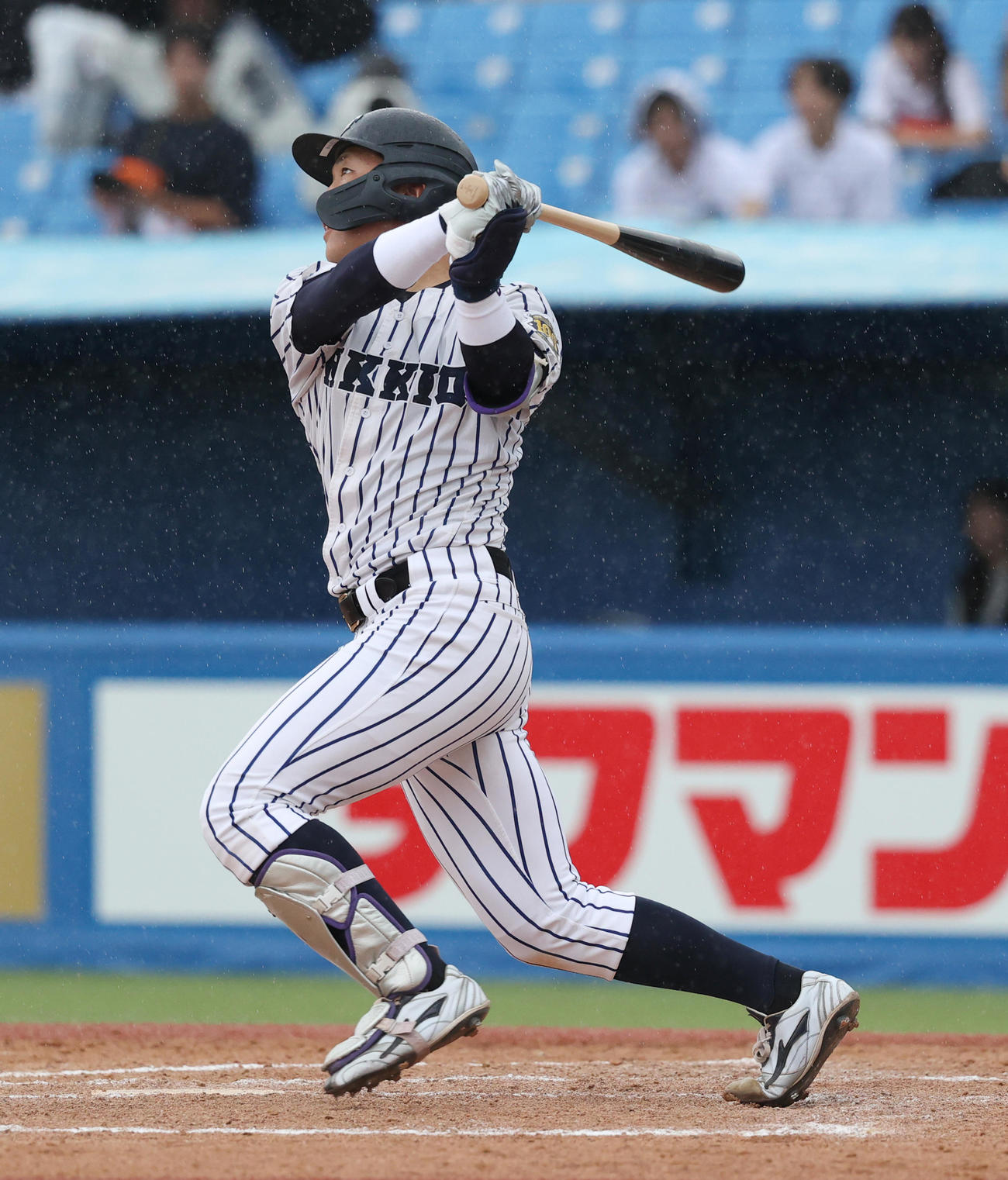 法大対立大　3回裏立大1死一塁、小林隼は左越えに本塁打を放つ（撮影・柴田隆二）　　