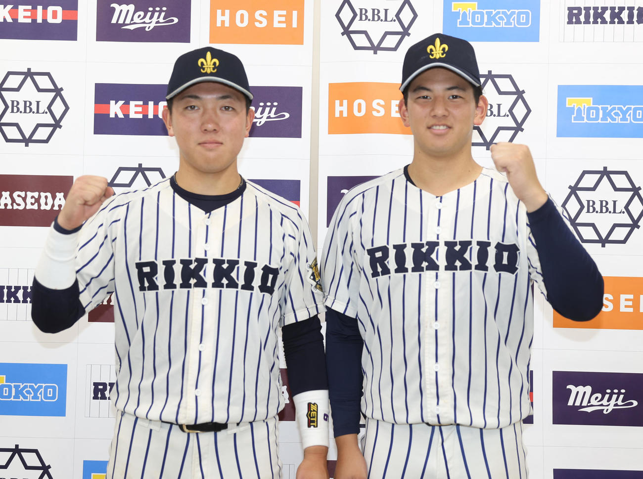 法大対立大　大活躍した立大・小林隼（左）は田中とガッツポーズする（撮影・柴田隆二）　　