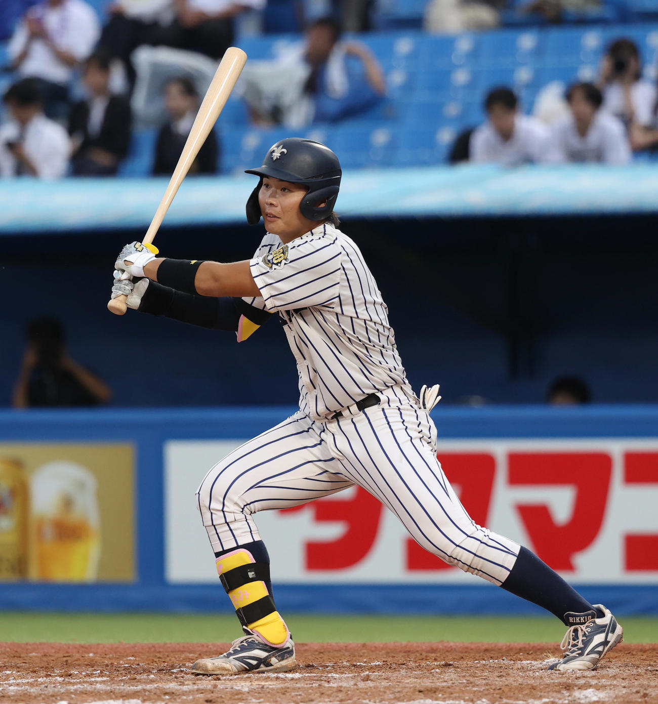 法大対立大　8回裏立大1死三塁、村本は左翼線に適時二塁打を放つ（撮影・柴田隆二）　　