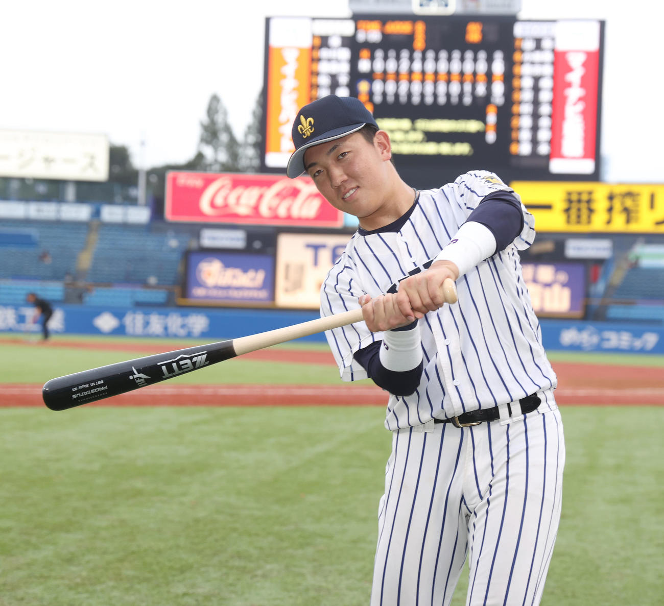 法大対立大　大活躍した立大・小林隼はポーズを決める（撮影・柴田隆二）　　