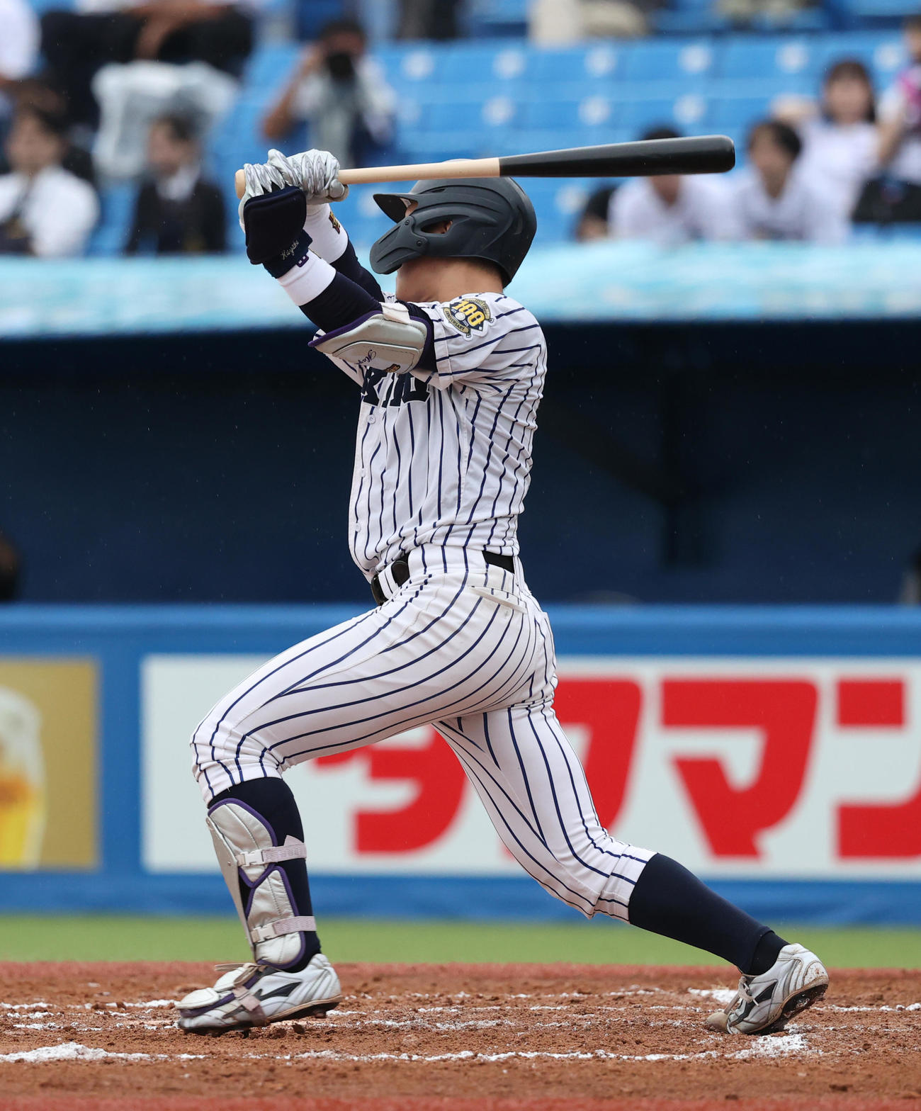 法大対立大　6回裏立大1死一塁、小林隼は右中間に適時二塁打を放つ（撮影・柴田隆二）　　