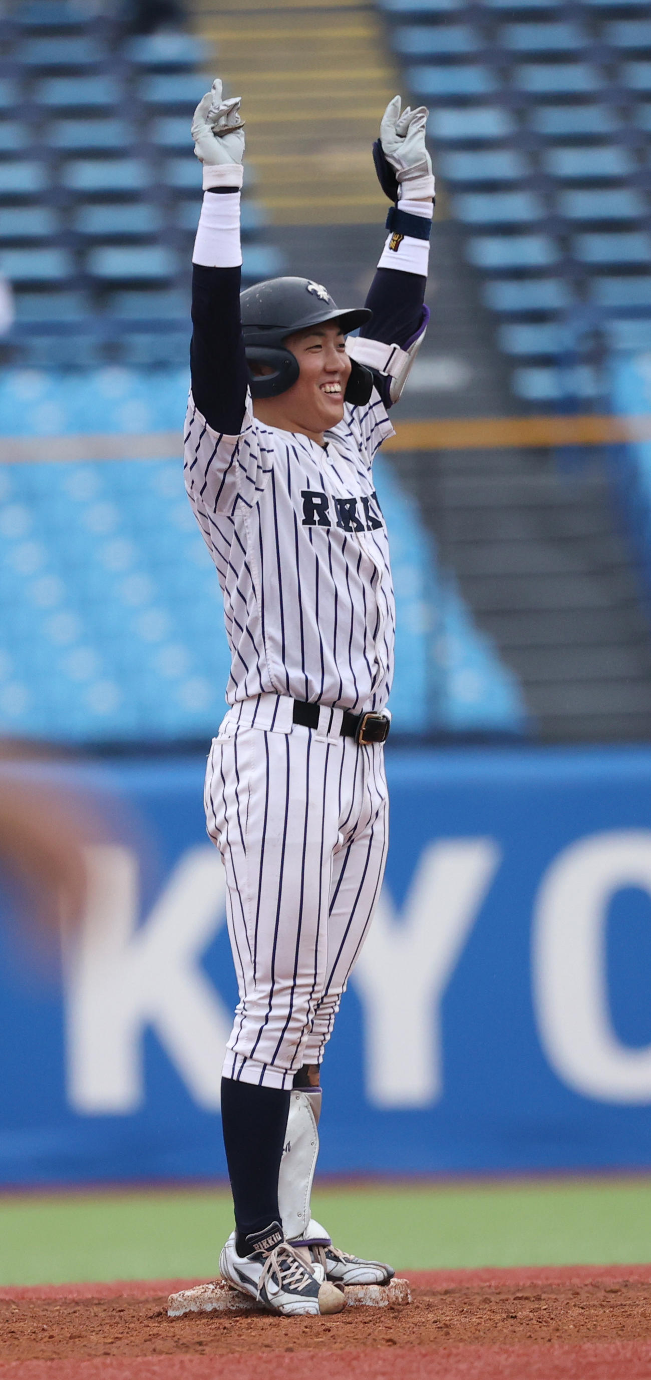 法大対立大　6回裏立大1死一塁、小林隼は右中間に適時二塁打を放ちガッツポーズする（撮影・柴田隆二）　　