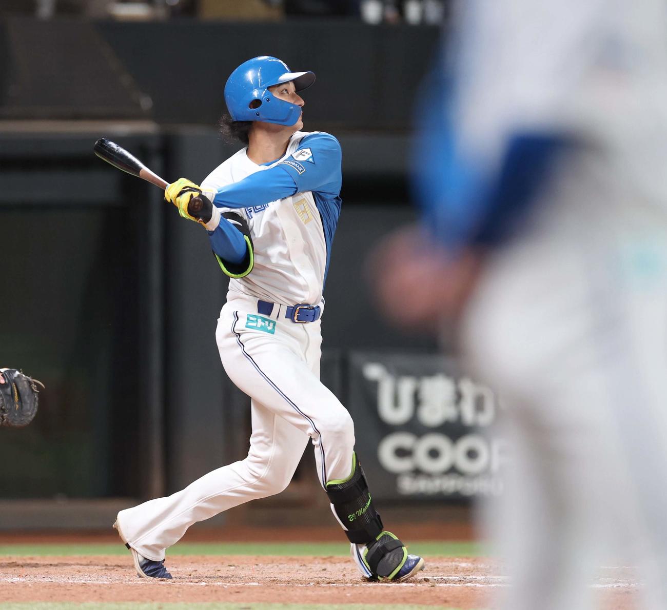 日本ハム対ロッテ　9回裏日本ハム2死二塁、サヨナラ打を放つ浅間（撮影・黒川智章）